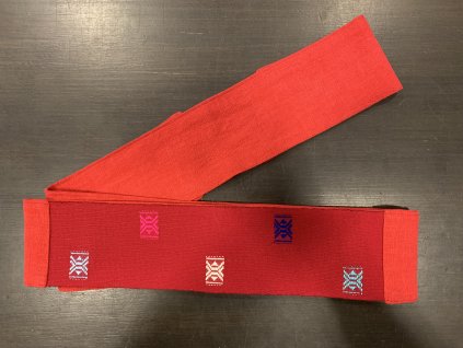 Tkaný pás - čtverce na červené