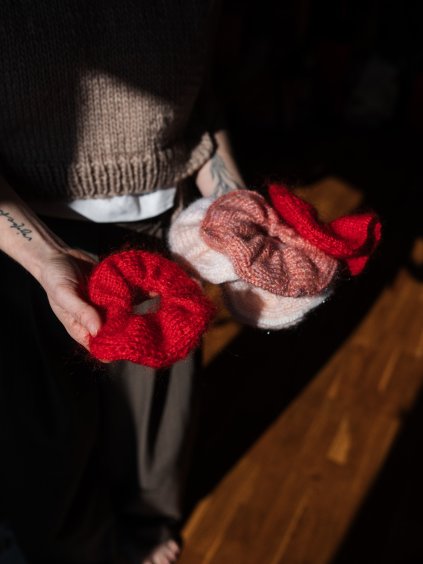 Scrunchie – pletená gumička do vlasů