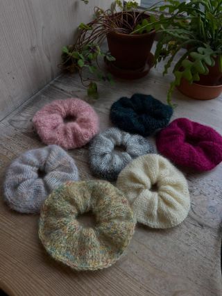 Pletené gumičky zpátky na skladě 🪭 Po předvánočním šílenství, kdy se po všech scrunchies jen zaprášilo, jsou opět k...