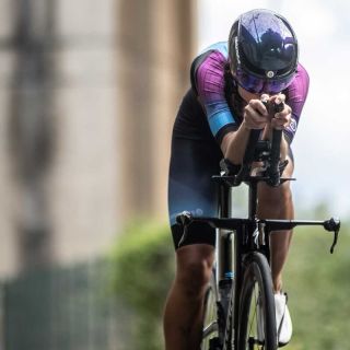 Aero výhoda dostupná pro každého 🏁 Hledáte helmu, která vás zrychlí, ale zároveň je praktická pro běžné závody a tréninky?...