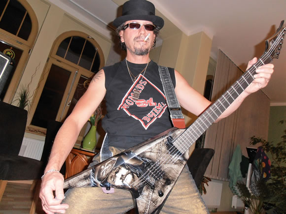 Připravili jsme novou kytaru pro skupinu Kabát