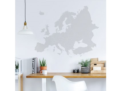 samolepka na zed mapa evropy s hranicemi statu na stene u pracovniho stolu