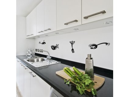 vtipne samolepky do kuchyne nalepene na zdi nad pracovni deskou