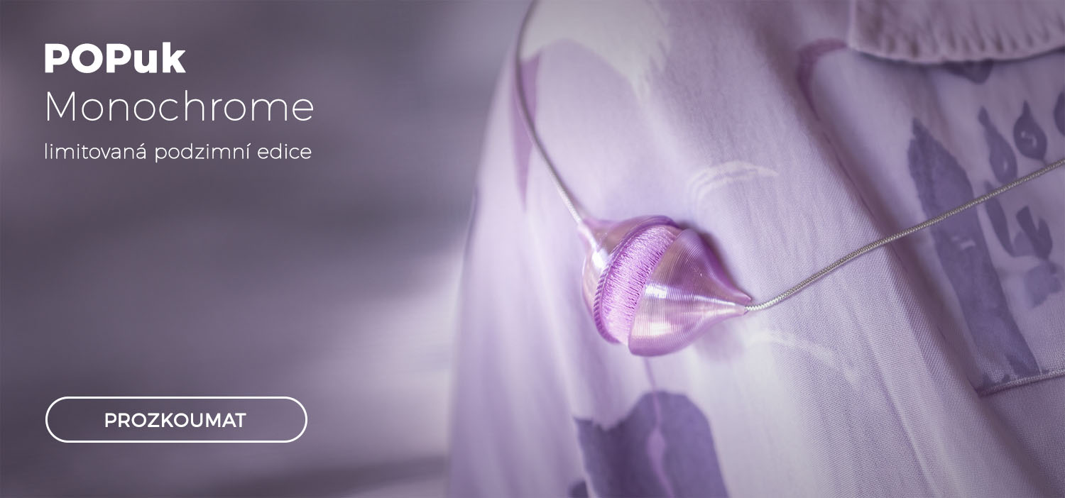 detail šperku popuk monochrome violet na modelce v lilla košili