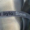 Designová mísa Blastomera detail výšivky kouřová sm