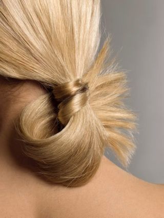 Blond vlasy jsou krásné, ale také náročné… •mají tendenci žloutnout, ztrácet lesk a rychle působit vysušeně a bez života❌...