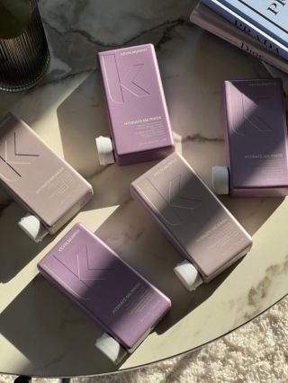 Jsou vaše vlasy suché, matné a hrubé na dotek? ❌ To je signál, že jim chybí hydratace! HYDRATE-ME.WASH (šampon) a...