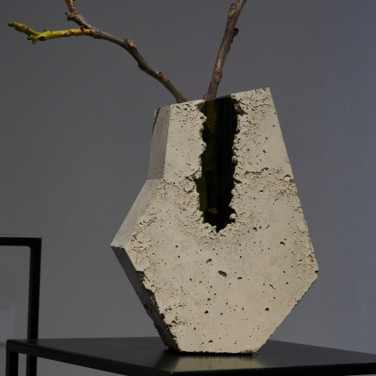 prasklo betonova vaza square hat 2