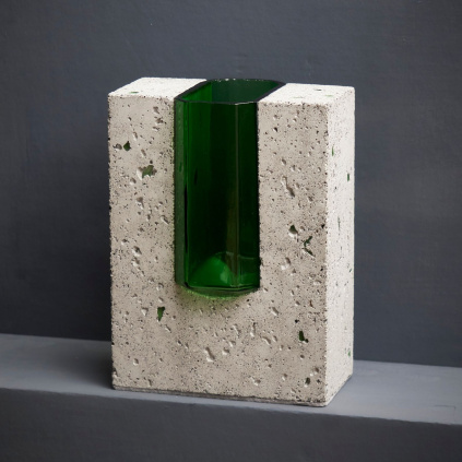 green particles vaza beton prasklo2