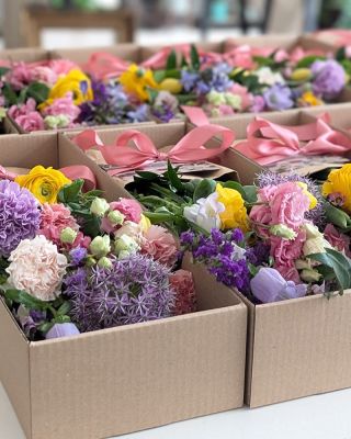 Každý flowerletterbox je malý príbeh, ktorý rozkvitne hneď po otvorení. 🌷💌 Prekvap niekoho na diaľku krásou, ktorá...