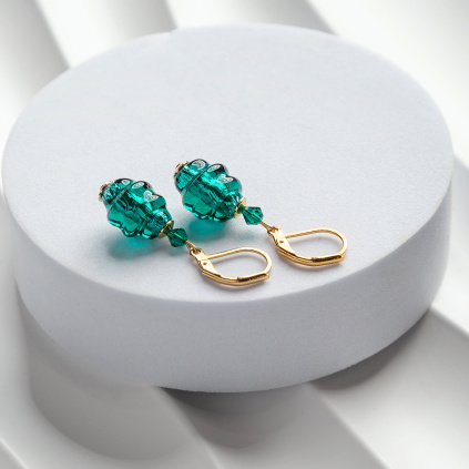 Emerald Kiss earrings with sterling silver in Lampglas pearl