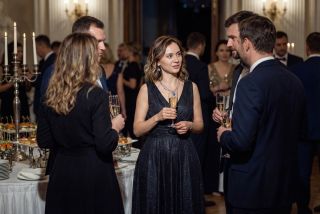 Chystáte se na ples? Máme stylingový tip pro hruškovitou postavu: ✔ výrazný náhrdelník ✔ ladící náušnice ✖ příliš drobné a...