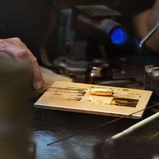 Než vznikne hotový šperk, projde každý detail rukama našich sklářek. Jejich zkušenosti, trpělivost a cit pro materiál...