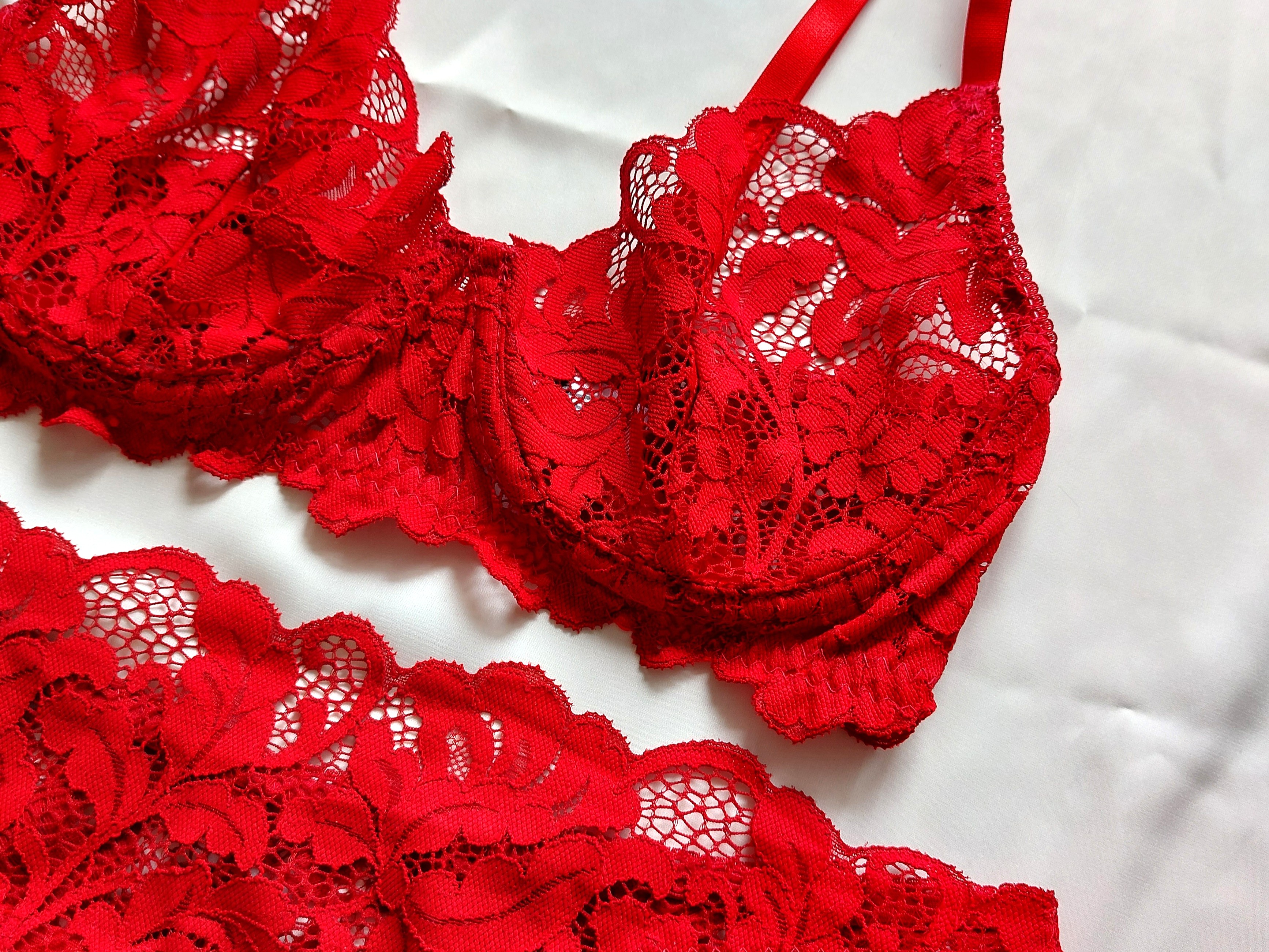 spodní_prádlo_červené_krajkové