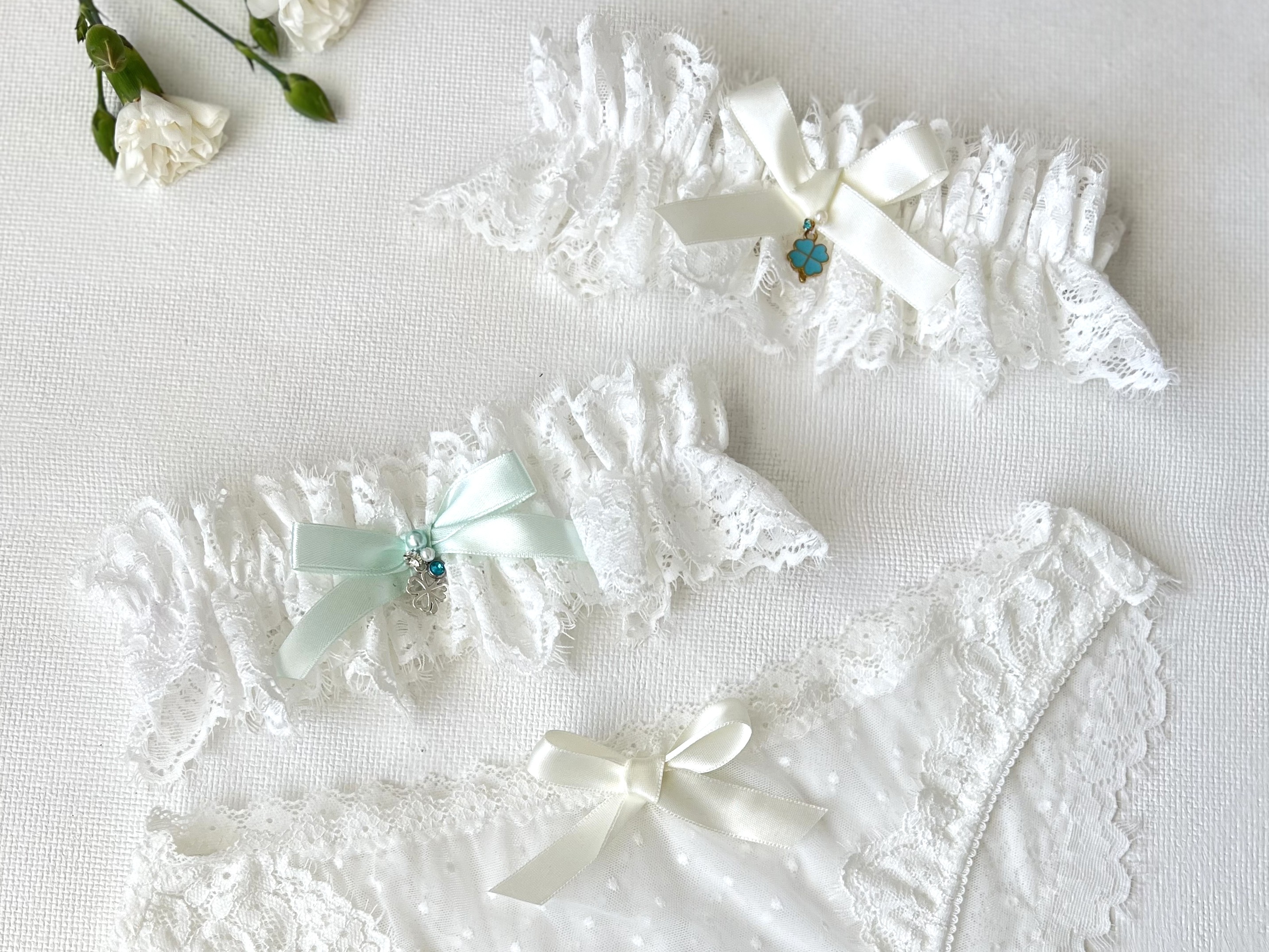 svatební_kalhotky_s_krajkou_a_podvazky