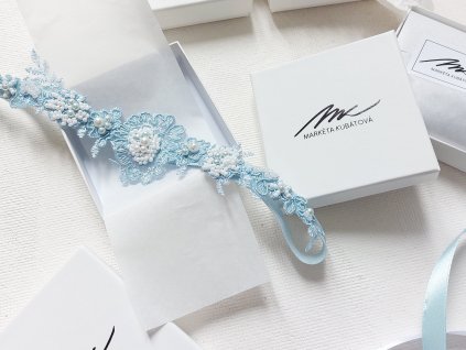 modrý svatebni podvazek