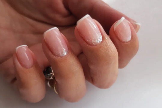 Micro French nehty: co to je, komu sluší a proč jsou trendem roku 2026