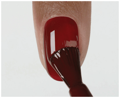 Nanášení červeného SHELLAC gel-laku na nehet s akrylem