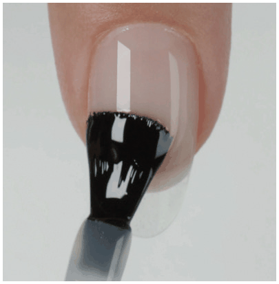 Nanášení vrchního gelu BRISA Gloss na modeláž