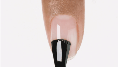 Nanášení vrchního gelu BRISA Gloss na zpevněný nehet