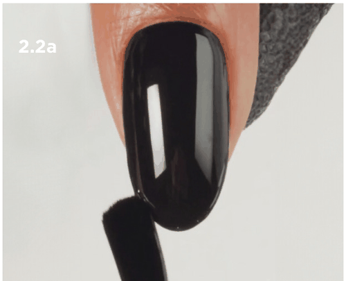 Nanášení tenké vrstvy CND SHELLAC No-Wipe+ Top Coat na volný okraj nehtu