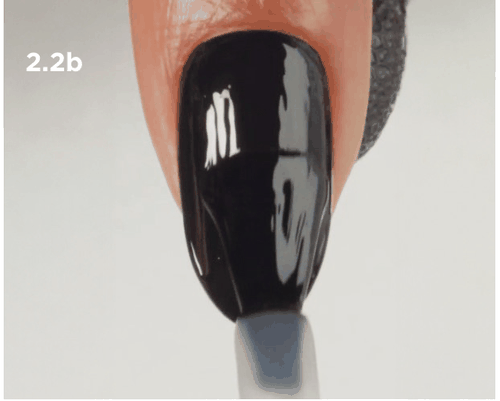Nanášení CND SHELLAC No-Wipe+ Top Coat na celý povrch nehtu