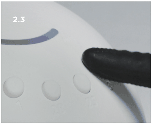 Vytvrzování nehtů v CND LED lampě po nanesení No-Wipe+ Top Coat