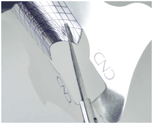 Přistřihování šablony nůžkami na kůžičku