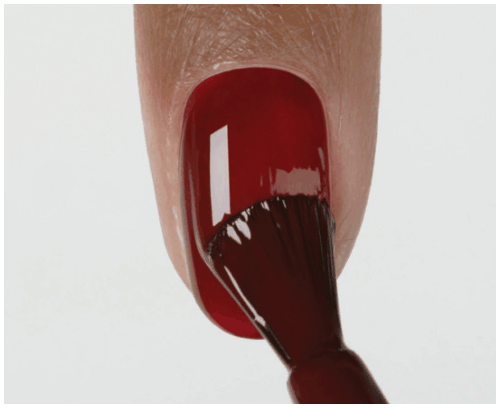 Nanášení červeného gel-laku SHELLAC na modeláž
