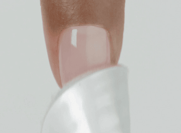 Přírodní nehet přetažený gelem s vrchní vrstvou PLEXIGEL Protector Top Coat