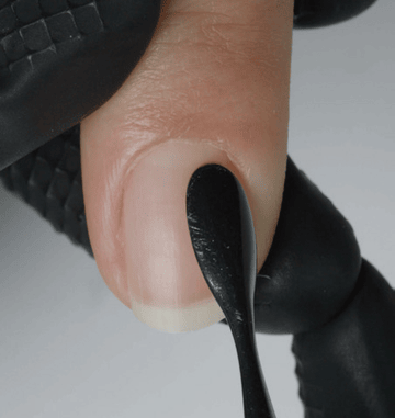 Příprava nehtu pusherem před aplikací gel-laku SHELLAC