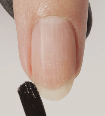 Nanášení podkladového laku CND SHELLAC Base Coat na nehet