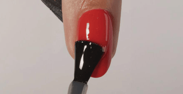 Nanášení vrchního laku CND SHELLAC Top Coat na barevný nehet