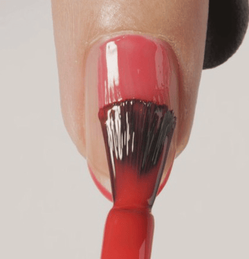Nanášení barevného gel-laku CND SHELLAC na nehet