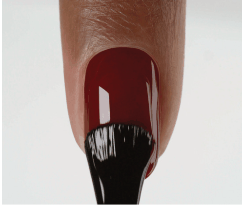 Nanášení vrchního laku SHELLAC Top Coat na červený gel-lak