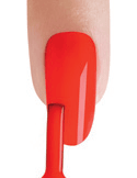 Nanášení barevného laku CND VINYLUX na modeláž štětečkem