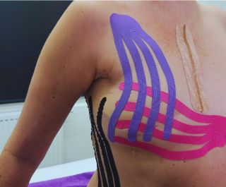 Bolest, která není vidět. A přesto ovlivňuje každý den. Otoky, lymfa, tlak, únava. Realita mnoha žen po onkologickém...