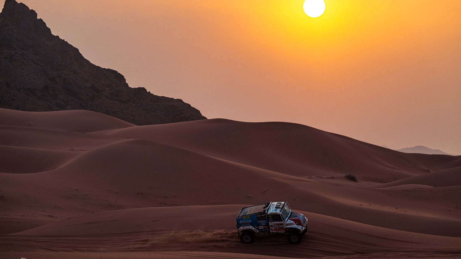 Rally Dakar: Fenomén dobrodružství, kontroverzí a české stopy