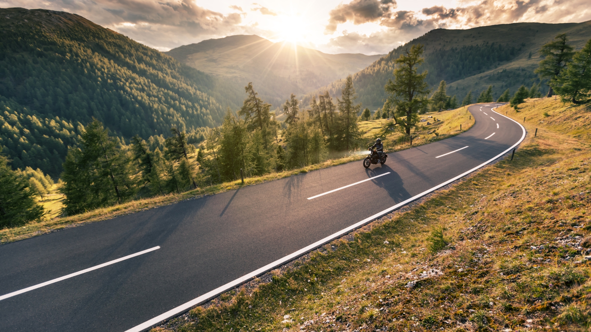 Nejlepší letní motocyklové trasy: Představení top tras pro motocyklisty v České republice a okolí, které jsou ideální pro letní výlety