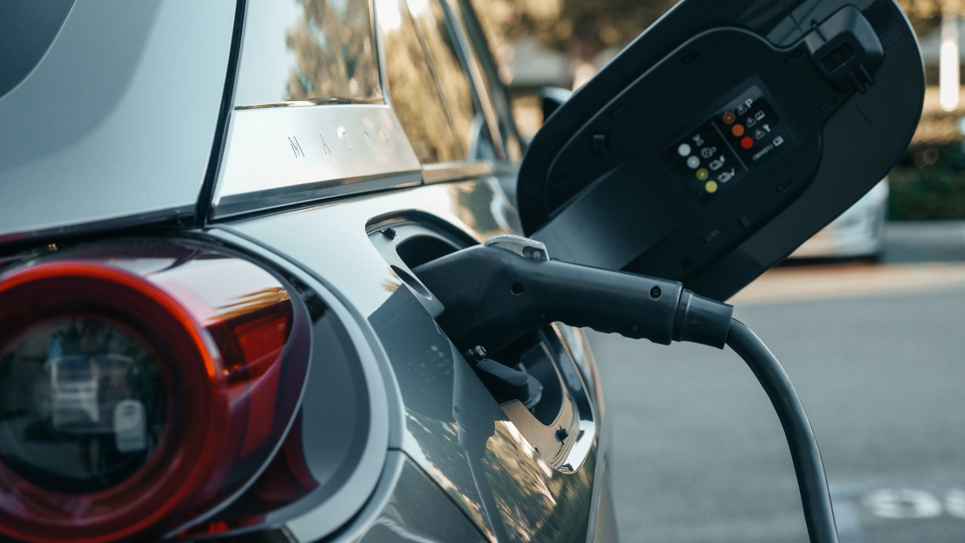 Spalovací motory vs. Elektromobily: Kdo má budoucnost?