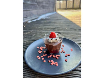 Čokoládová pěna s malinami a šlehačkou