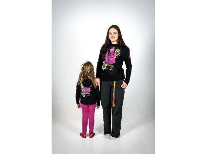 ruzovy medved cerna mikina