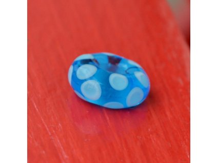 Skleněná perla puntík modrý