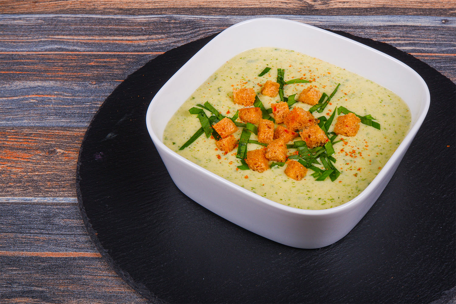 Jarní polévka s medvědím česnekem