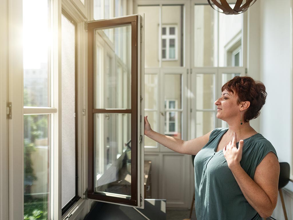 Bringen Sie das Fensternetz von RESPILON an Ihrem Fenster an und atmen Sie ohne Allergiesymptome