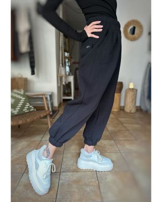 Čekání se vyplatilo. Černé teplákovky jsou tady. A ne ledajaké…🤘🏻 Poprvé tuto zimu s kapucí, v novém střihu, s novými...