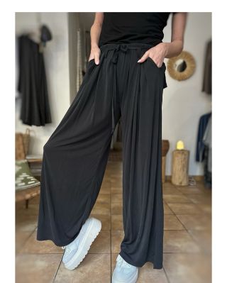 🌿 Páteční Rézácká kolekce je tady a je lehká jako vánek. Doslova.🤘🏻 Nové kalhoty z dokonale splývavého modalu, které se...