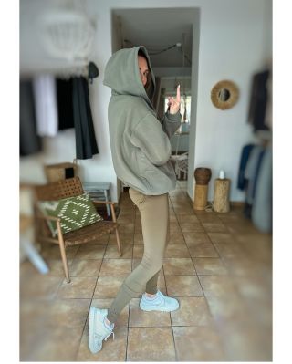 KHAKI legíny, na který se čekalo! Ano. TYHLE. Ty, co byly v černé vyprodané rychlostí světla. A teď? Přichází v dokonalém...