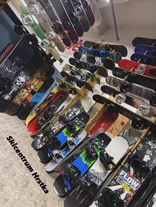 Kam pro snowboard? 🏂 No přece k nám! Skladem spousta snowboardů s vázáním - stav se a najdi si svého parťáka na svah ❄️
