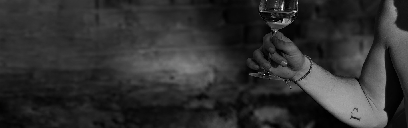 Sklenice vína v ruce